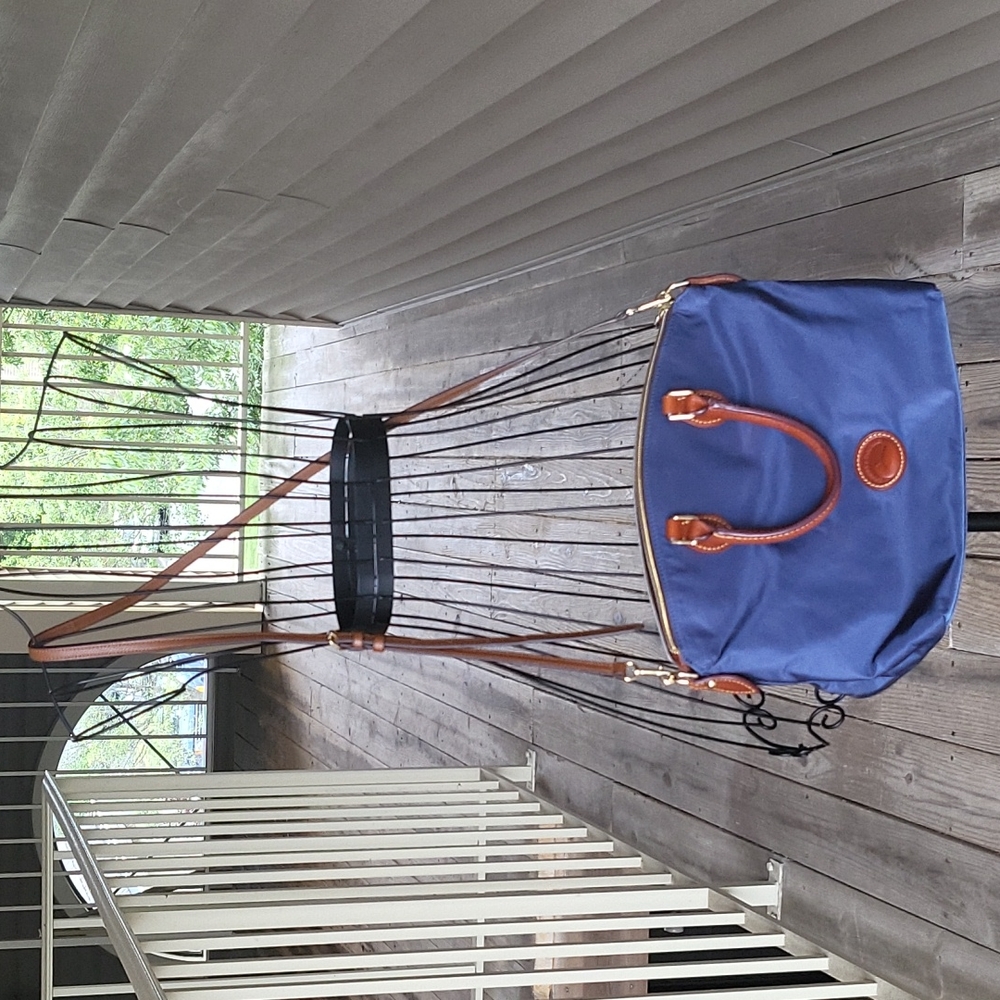 Vintage Authentic Dooney and Bourke Cross Body Bag.